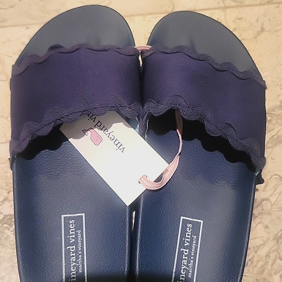 NWT Vineyard Vines pool slides - Picture 2 of 5